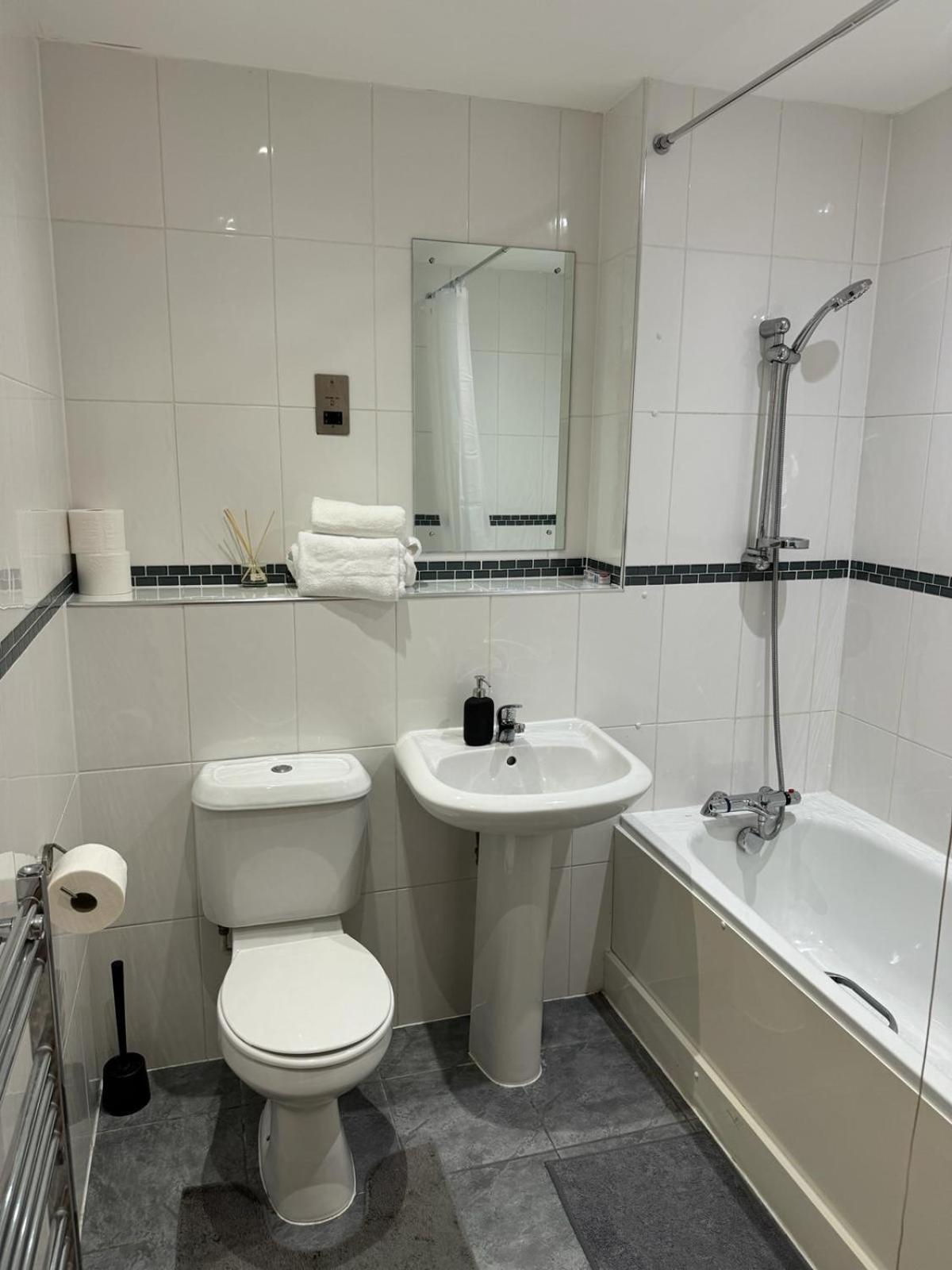 Spacious 2 Bedrooms Apartment In Stratford Londra Esterno foto